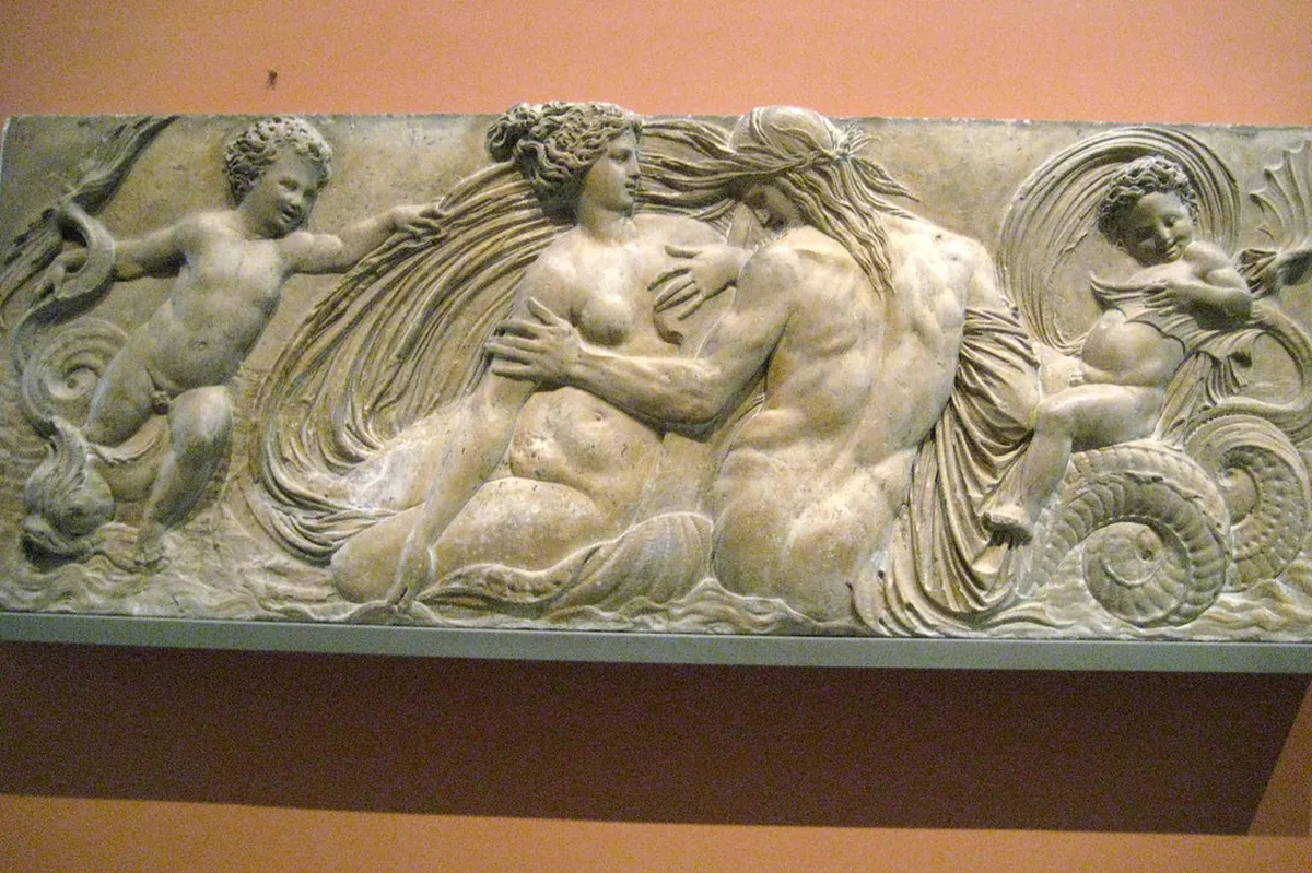 Fontainebleau Antique Market Guide: Treasures Await in 2025