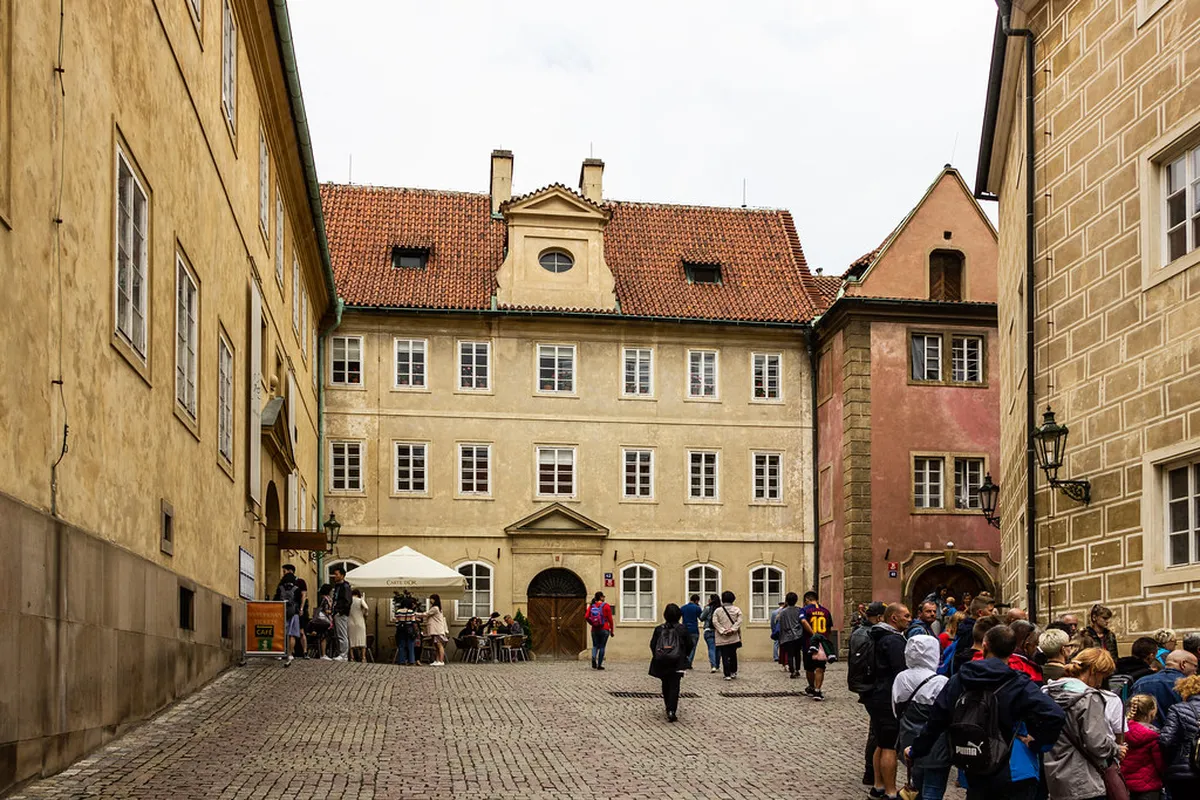 Explore Florence's Hidden Alleys: A 2025 Local Guide