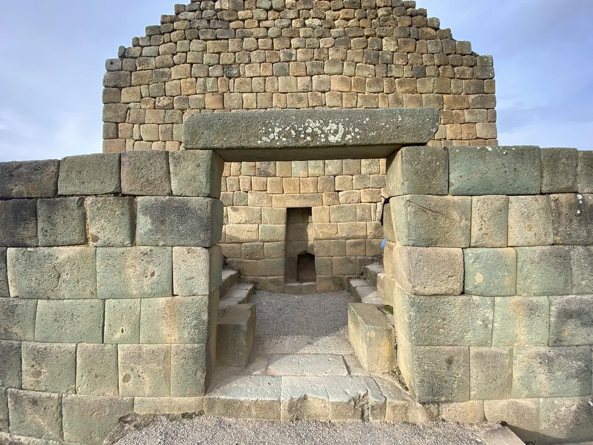 Uncovering the Hidden Courtyards of Hydra Town in 2025