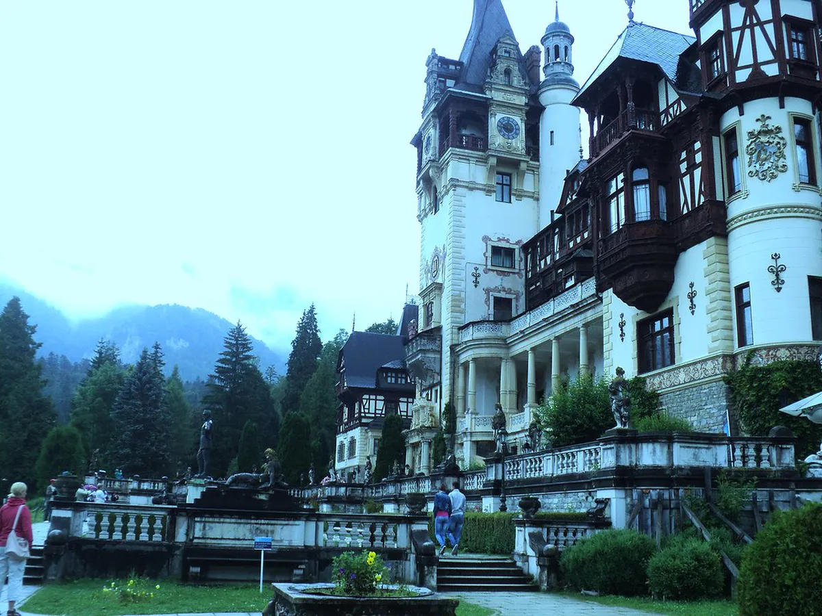 Unique Braşov Souvenir Shops: Find Perfect Local Keepsakes