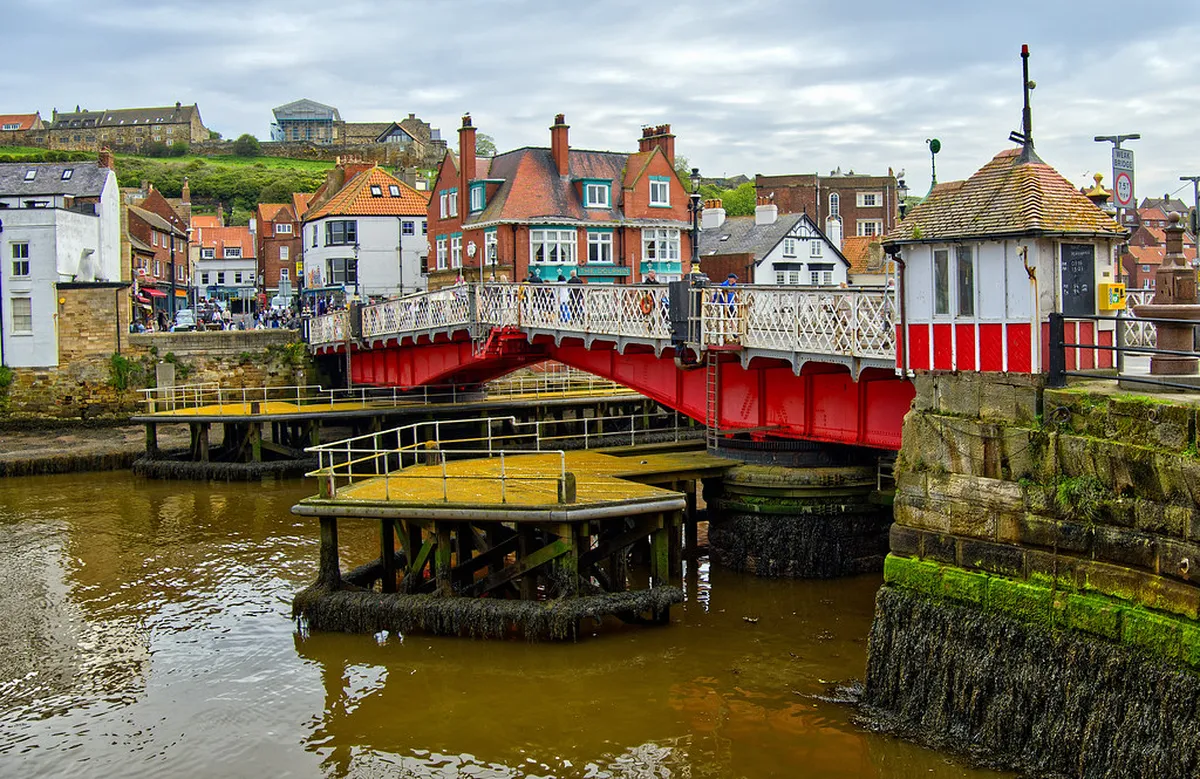 Whitby Avoiding Tourist Crowds: Smart Tips for 2025