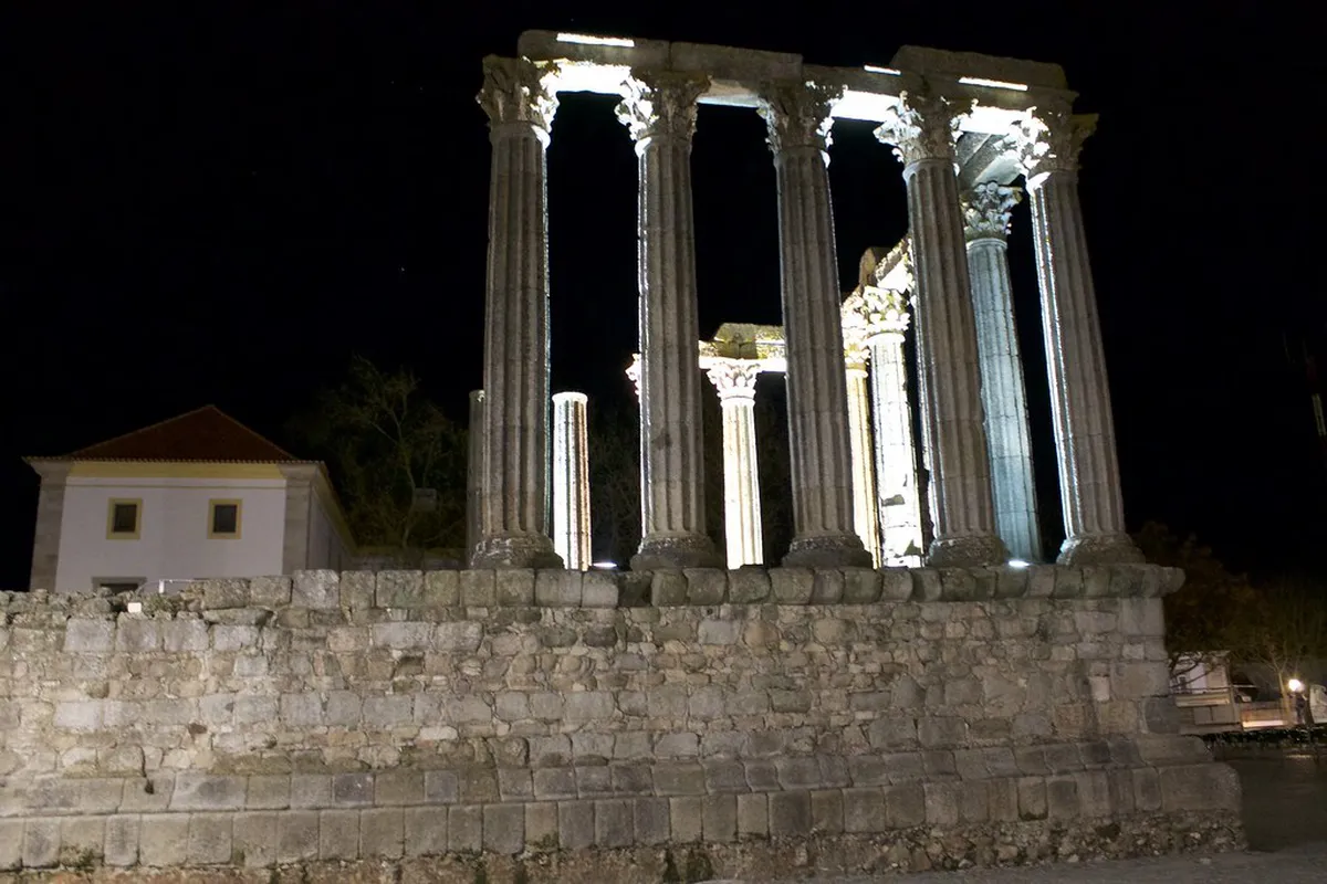 Discover Évora's Offbeat Historical Sites in 2025